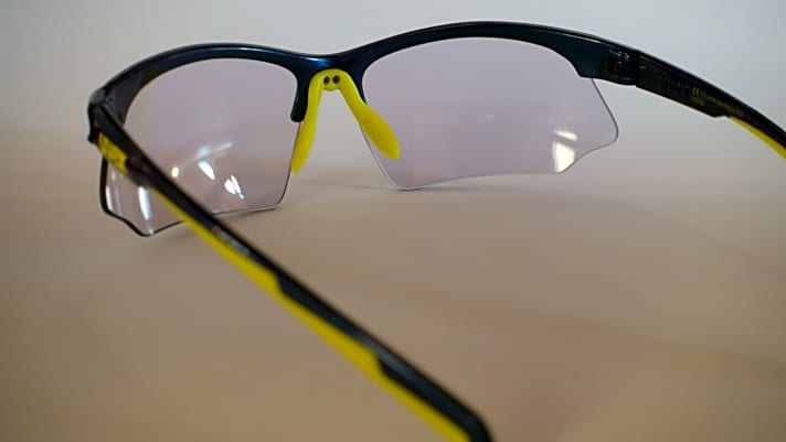   Gummierte Nasenpads und Brillenbügel sorgen für einen wackelfreien Sitz.