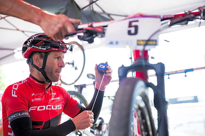   Vertrauen ist gut, Kontrolle ist besser: Vor dem Start kontrolliert Florian Vogel selbst noch die korrekte Sattelhöhe, schließlich geht es für ihn in Albstadt um mehr als nur ein paar UCI-Punkte.