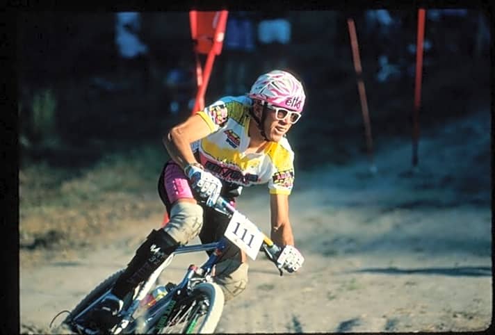   Downhill anno 1990: Greg Herbold im schrillen Schick der frühen 90er-Jahre – immerhin mit Minimal-Protektion.