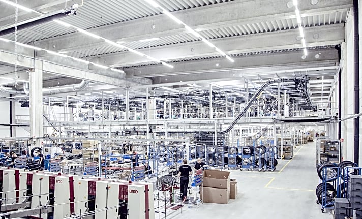   In der zweistöckigen Produktionsstraße (im Firmensitz Waldershof/Bayern) werden alle Cube-Räder montiert. Wird diese Montagelinie bald überflüssig?