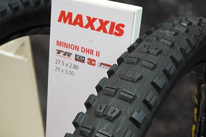   Auch der beliebte Enduro-Reifen Maxxis Minion DHR II kommt in 2,8 Zoll. Mit 3C MaxxTerra-Gummimischung wiegt der Reifen 980 Gramm. Eine ganz klebrige MaxxGrip-Version wird es von den neuen Plus-Pneus nicht geben.