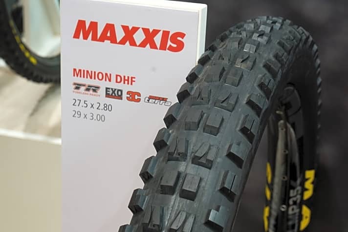   Auch das Vorderrad-Pendant, der Maxxis Minion DHF, kommt in 27,5x2.8. Die Version 29x3.0 wird vorerst nicht in Europa verfügbar sein.