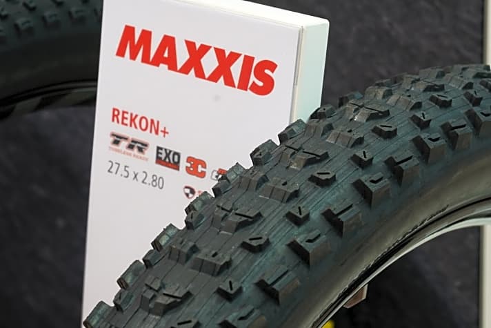   Der Maxxis Rekon+ in 2,8 Zoll Breite ist immer noch auf aggressive Trail-Rides ausgelegt, spricht mit 780 Gramm aber auch weniger abfahrtsorientierte Biker an.