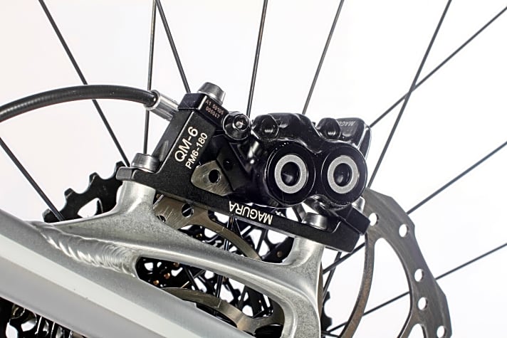   Radon: Die einzige Vierkolbenbremse im Test. Maguras MT 5 packt kräftig zu und passt zum abfahrtsorientierten Ausstattungs-konzept des Bikes.