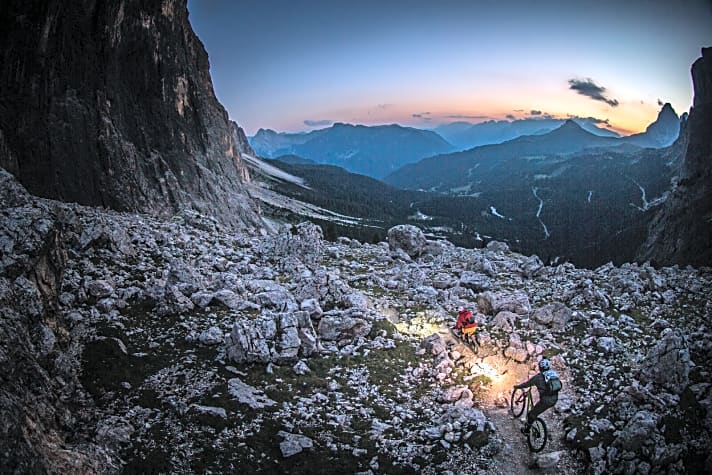   Dämmerung in den Dolomiten: Unterwegs im rauhen Gelände geht besser mit Beleuchtung.
