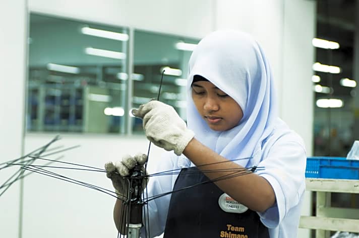   Handarbeit: Bei Shimano in Malaysia sind Arbeiter noch günstiger als Roboter. Hier steht Shimanos größte Fabrik und auch die Laufradfertigung.