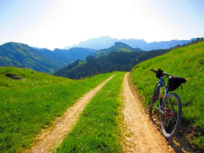   Wie es der Name der Bikepacking-Tour andeutet, führt sie mehrheitlich auf unbefestigten Strassen über 1000 Kilometer. Auf dieser Distanz werden Teilnehmer rund 30000 Höhenmeter überwinden.