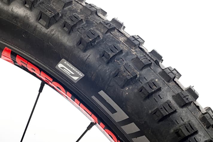   – Cannondale: Tolles Bike, falsche Reifenwahl. Die Performance-Mischung der Schwalbe-Reifen zeigt bei nassem Terrain Schwächen. Rutschig wie auf Glatteis.