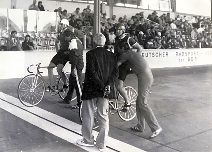   Der Autor (re.) im zarten Jugendalter beim Halbfinale der DDR-Spartakiade im Bahnsprint. Die Radsport-Leidenschaft war bereits voll ausgeprägt. Der Punk kam wenig später.