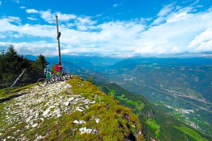   Am Gantkofel markiert ein Abgrund die Grenze zu Südtirol. Zu Bikers Füßen liegen Meran und Bozen.