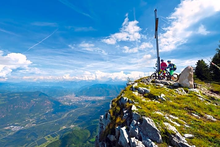   Atemberaubender Blick ins Etschtal: Hier am Gantkofel endet das Trentino und Südtirol beginnt.