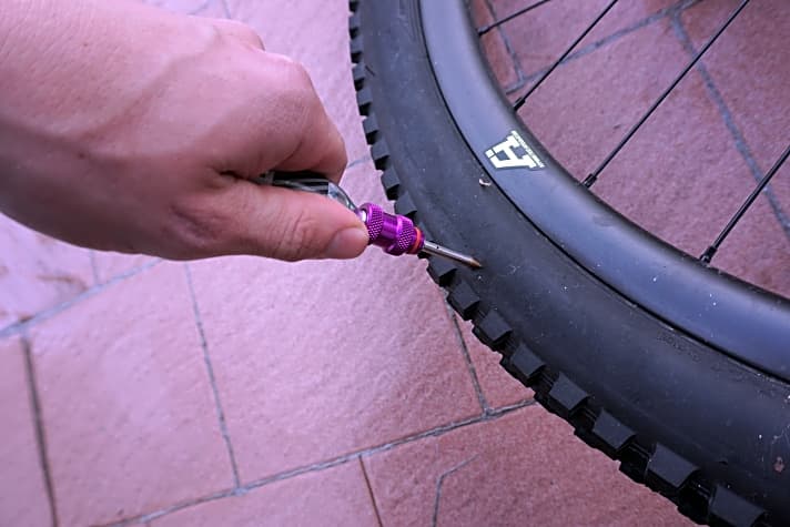   Schritt 1: Einfach den Stachel mit dem eingeführten Gummiflicken und der aufgedrehten Kartusche durch das Loch im Reifen stoßen.