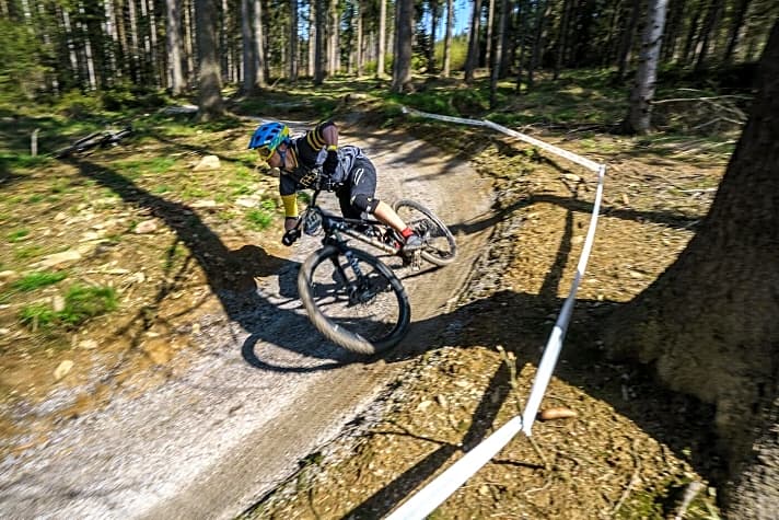   Vorbild Pod Smrkem: Tomáš Kvasnička baut in Lipno gerade ein Trailcenter, dass Mountainbiker in absoluten Kurvenrausch versetzen soll. Aktuell ist bereits ein Flowtrail (ca. 4 km Länge) und vier Bikepark-Strecken fertig, der Rest soll noch in diesem Sommer folgen. 