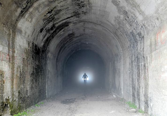   "Das Licht am Ende des Tunnels stirbt nie", so hat Elmar Moser unter das Tremalzo-Bild in seinem Gardasee-Guide geschrieben. Was für wahre Worte!