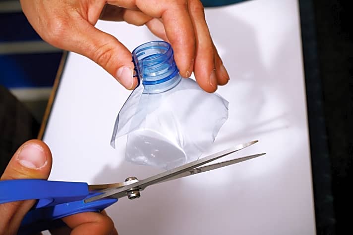   Eine Leere Plastikflasche dient als Basis für den Spritzschutz.