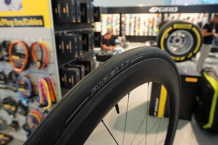   Pirelli produziert extrem schöne Kalender, extravagante Reifen für den Motorsport und ab jetzt auch Rennrad-Reifen. Glaubt man den Italienern, haben sie bereits einige Mountainbike-Reifen in der Schublade liegen. Allerdings sollen die Gelände-Reifen erst in ein bis zwei Jahren erhältlich sein.