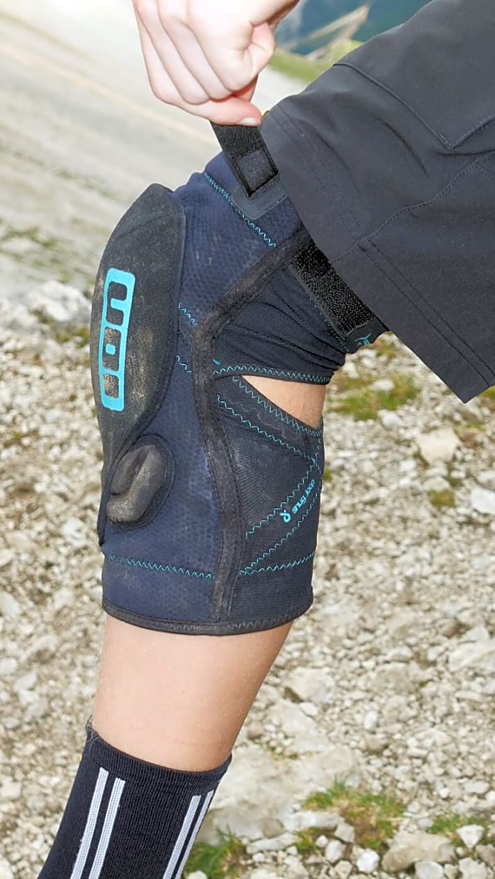   Der unauffällige Velcro-Strap fixiert den ohnehin straffen Schoner perfekt am Bein.