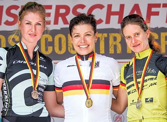   Helen Grobert (links) holte bei der XCO-DM 2017 in Bad Salzdetfurth die Silbermedaille hinter Sabine Spitz. Bronze ging an Adelheid Morath (rechts).