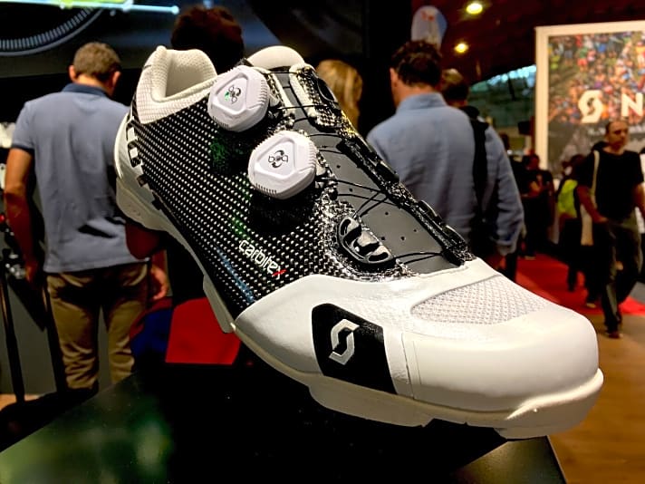   Der Schuh, mit dem Nino Schurter diese Saison sechs Worldcups gewonnen hat: Der Scott RC SL ist  ein Race-Schuh, der voll auf Vortrieb getrimmt ist. Die Carbitex-Manschette (Mix aus Carbon und Thermoplast) sorgt dafür, dass selbst beim Ziehen am Pedal kein Watt verloren geht. Zwei Boa-Drehverschlüsse fixieren die flexible Carbon-Außenhaut, im Zehenbereich kommt Microfaser zum Einsatz. Der 330-Gramm-Schuh kostet stolze 500 Euro.
