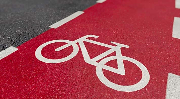   Der Fahrradweg ist gut gekennzeichnet – und muss benutzt werden.