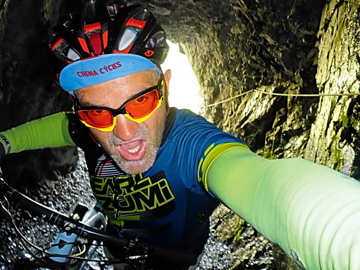   Henri Lesewitz mit dem Trek Procaliber 9.8 SL in der Tunnelgalerie des Val d'Uina.