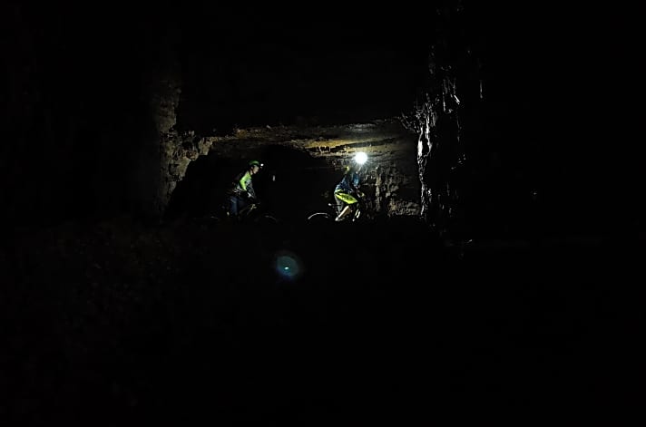   Biken mit permanentem Tunnelblick: Das Schachtlabyrinth ist eine gigantischen Abenteuer-Revier für Biker – erschaffen in hunderten Jahren von Bergleuten auf der Suche nach Erz.