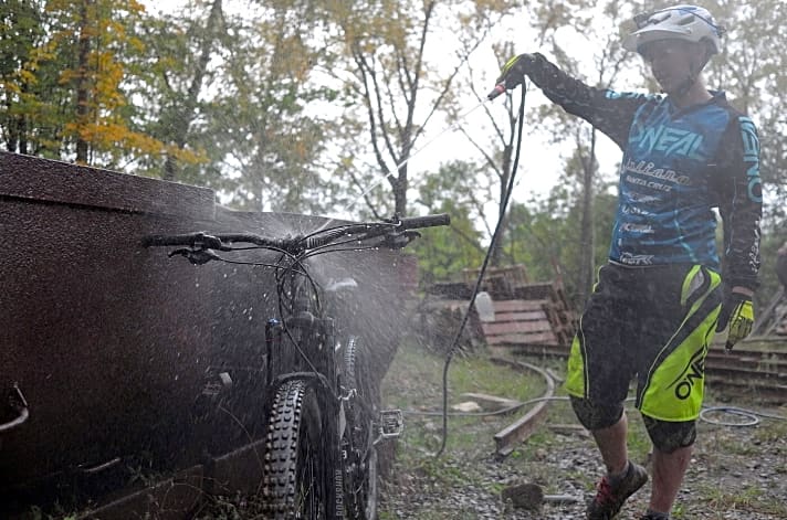   Kärchern nach der Tour: Die Bikes werden während der Tour definitiv schmutzig, denn im Bergwerk ist es zum Teil matschig.