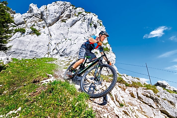   Trailbikes schrecken selbst vor technischen Abfahrten in den Alpen nicht zurück. Auch wenn sie bergab nicht ganz so viel Fahrspaß wie die All Mountains vermitteln, meistern sie das Gelände.