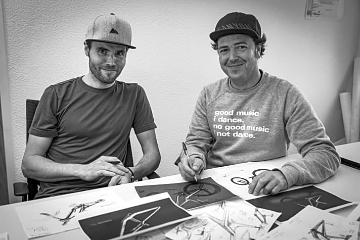   Designer Peter Kettenring (rechts) und Entwickler Vincenz Thoma (links) über Skizzen der Canyon-Bikes der Zukunft.