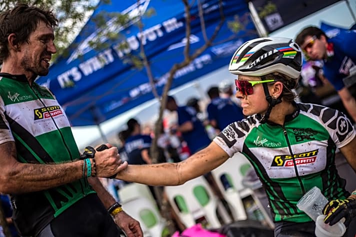   Gemeinsam gewinnen, gemeinsam verlieren – das war stets das Motto im Scott-Team. Und zählt heute mehr als jemals zuvor. Jenny Rissveds (rechts) und Teammanager Thomas Frischknecht beim Absa Cape Epic MTB-Etappenrennen 2017 in Südafrika.
