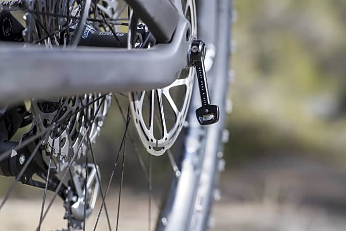   Nettes Detail: Aus der Steckachse am Hinterrad lässt sich der Hebel herausziehen, mit dem die Achse aufgekurbelt wird.