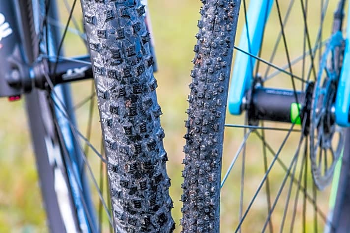   Der direkte Vergleich: 57 gegen 33 Millimeter Reifenbreite: Klar, dass die Mountainbike- Pneus mehr Grip und Komfort bieten, aber auch das Laufradgewicht erhöhen und damit etwas schlechter zu beschleunigen sind. 