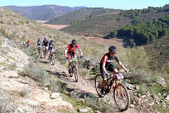   Bergauf-Keuchen ist das täglich Brot beim Andalucia Bike Race, hier noch in Jaen bei Kurz-Kurz-Wetter.