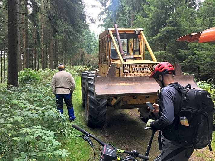   Durch Holzarbeiten entstehen im Wald regelmäßig neue Wege. Auch die Unterlassungsklage in diesem Fall bezog sich auf einen Weg, der von einem schweren Gefährt in den Wald gefräst wurde.