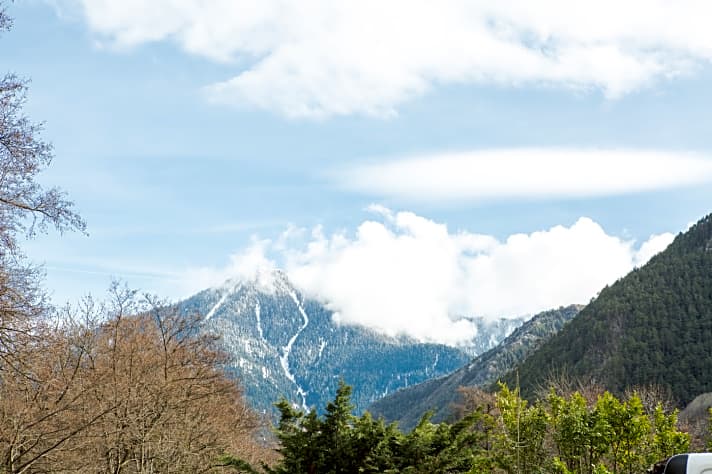   Im Moment liegt auf dem Gipfel über der Bergstation von La Colmain noch eine dicke Schneeschicht. Wenn das Rennen in vier Wochen dort drüber führt, sollten zumindest die Trails frei sein. 
