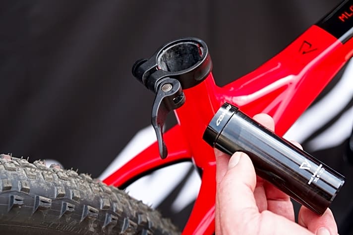   Die Distanzhülse verringert den Sattelrohrdurchmesser von 30,9 auf 27,2 Millimeter und liegt allen Bikes bei - egal ob serienmäßig eine Telestütze verbaut ist oder nicht.
