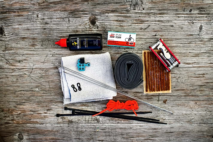  Hilfe-Set für Pannen: Diese Teile und Tools sollten in keinem Rucksack bei einer MTB-Alpenüberquerung fehlen.