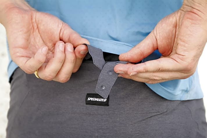  Die Druckknopf-Verstellung versteckt sich hinten in einer RV-Tasche, bringt kaum Nutzen und ist ohne Hilfe schwer zu bedienen.