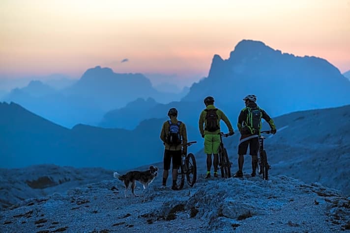  Unsere Lesertester genießen den Sonnenaufgang über den Dolomiten. Gleich geht es zurück ins Tal.