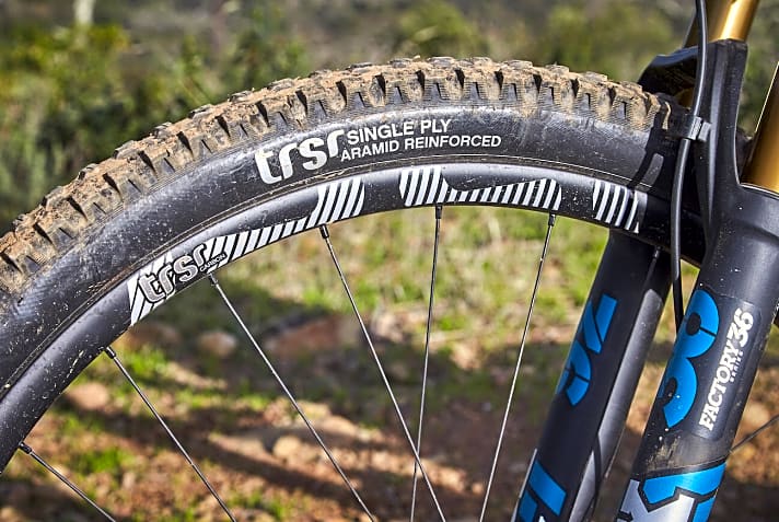   E-Thirteen stellt am Topmodell Carbon-Laufräder und die sehr griffigen trs+ Reifen.