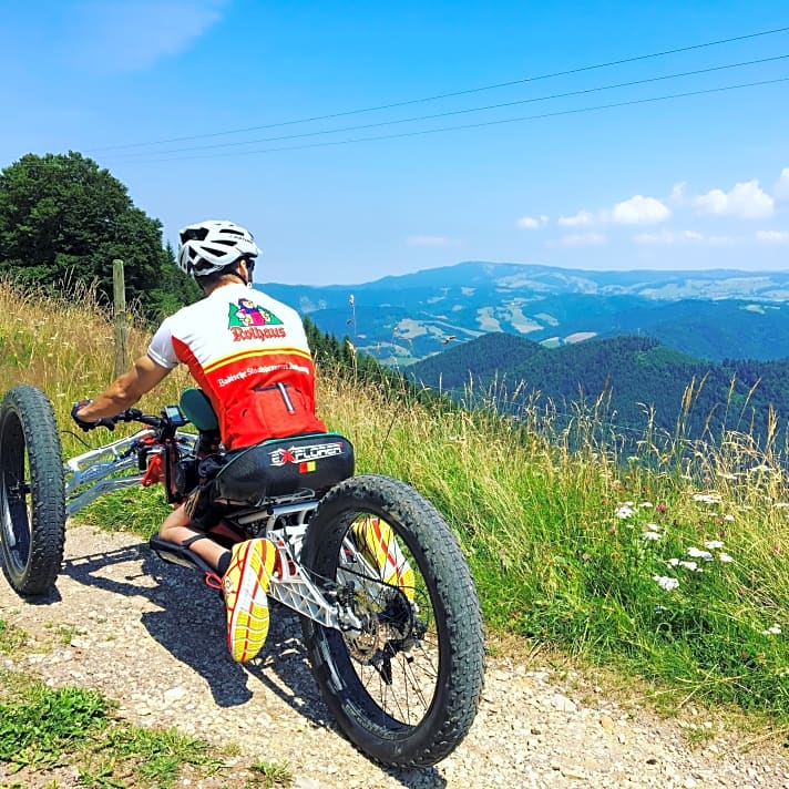   Das Handbike (in der Heavy-Duty-Version) ermöglicht Benny wieder ausgedehnte Touren durch den Schwarzwald.