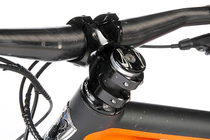   Transalp Bikes Signature 2 X12 AM Ltd.: Im Steuersatz steckt ein Lenkanschlagsbegrenzer, der im Falle eines Sturzes den Rahmen schützt.