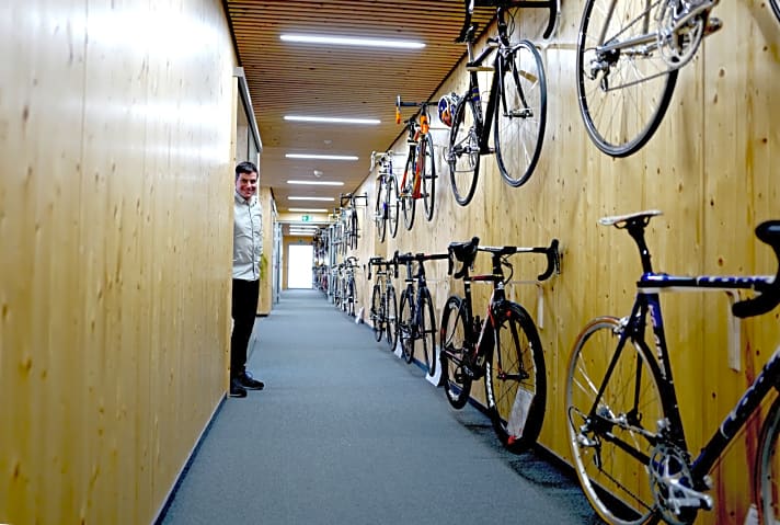   Die zentrale Büro-Etage ist eine Verneigung vor der Fahrrad-Geschichte. Obwohl viele der Raritäten Leihgaben sind, wird sofort klar, wie leidenschaftlich Dirk Zedler (Foto) das Thema Fahrrad lebt. 