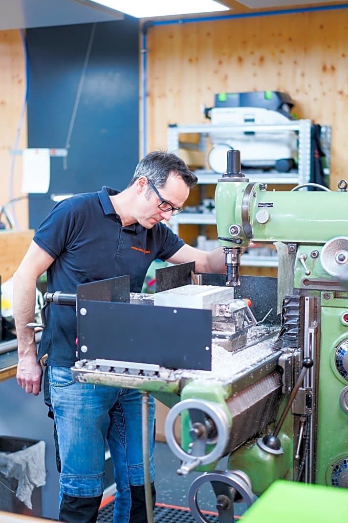   Alle Prüfstände werden im Institut gebaut. In der Werkstatt von Jürgen Haag werden Adapter und Kleinteile gefertigt, falls benötigt.