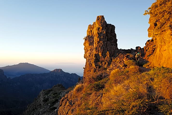   Im Sonnenaufgang Richtung Tal: Steffi liebt Early-Bird-Rides, für Hanka ist es eine neue Erfahrung. Hier sausen die beiden den Roque de los Muchachos runter – mit 2426 Metern Höhe mächtigster Gipfel auf La Palma.