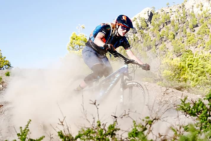   Hanka lässt es stauben. Als ehemalige XCO-Worldcup-Starterin und mehrmalige Cyclocross-Weltmeisterin ist sie forsche Geländeritte gewöhnt. Die teils verblockten Abfahrten auf La Palma allerdings fordern ihren Wagemut ganz schön heraus.