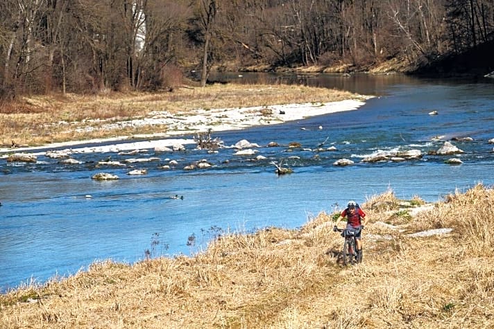   Am Flussufer, im Wald oder künstlich angelegt: Schmale Biker-Pfade gibt es in ganz Deutschland. Wir versuchen, die Besten zu einer West-Ost-Route zu verbinden.