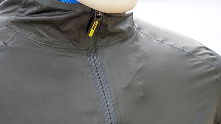   Der verschweißte Reißverschluss hat sogar Carbonoptik. Die Verarbeitung der Jacke wirkt sehr hochwertig. 