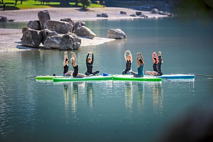   Kontrastprogramm: Yoga am See oder eine SUP-Runde auf dem See – oder beides zusammen.
