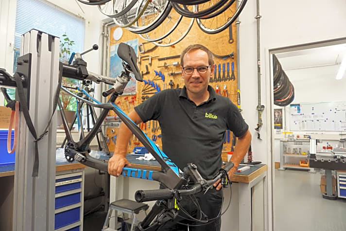   Fast fertig! BIKE-Mechaniker Hans-Peter Ettenberger, der das Stoll Teil für Teil aufgebaut hat, muss nur noch die Laufräder montieren. Dann kann Bernd über die Trails düsen.  